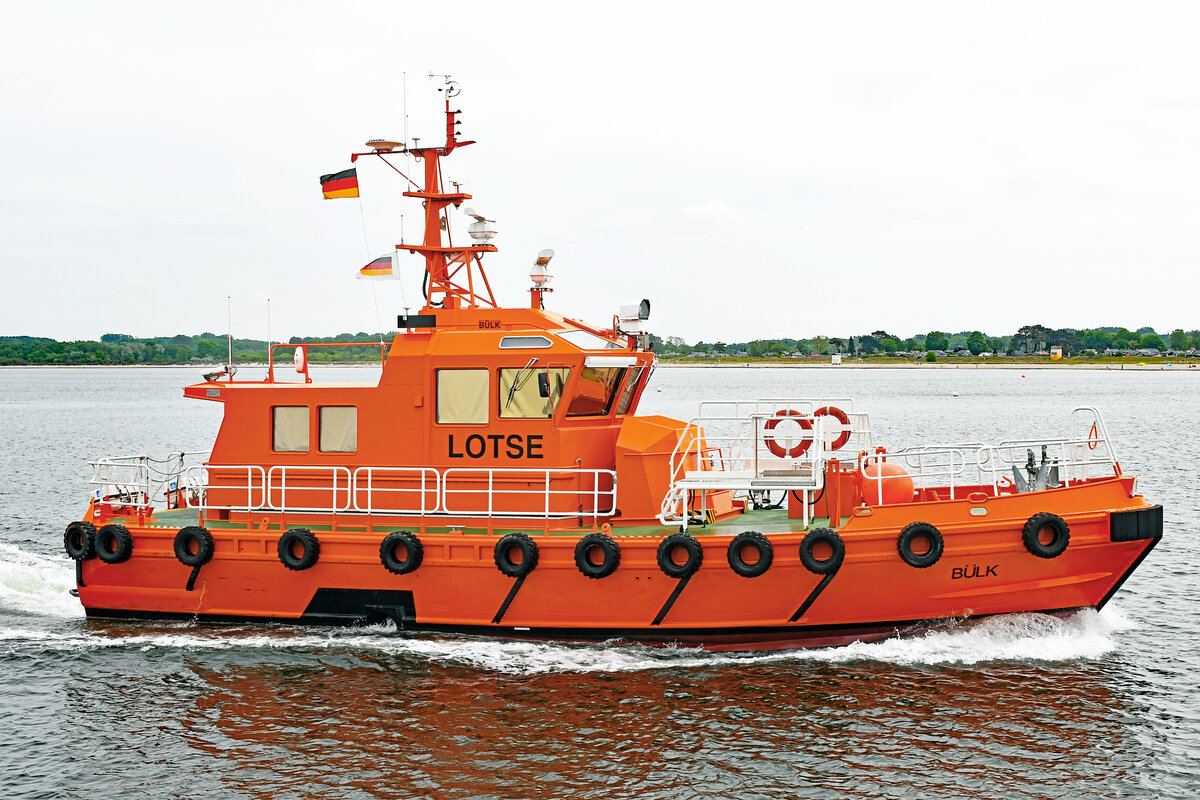 Lotsenversetzboot BÜLK am 19.05.2022 in Lübeck-Travemünde einlaufend