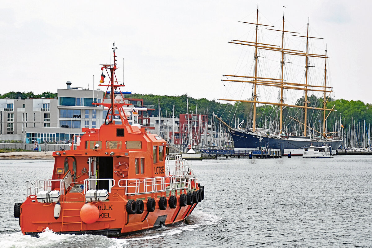 Lotsenversetzboot BÜLK am 19.05.2022 in Lübeck-Travemünde einlaufend