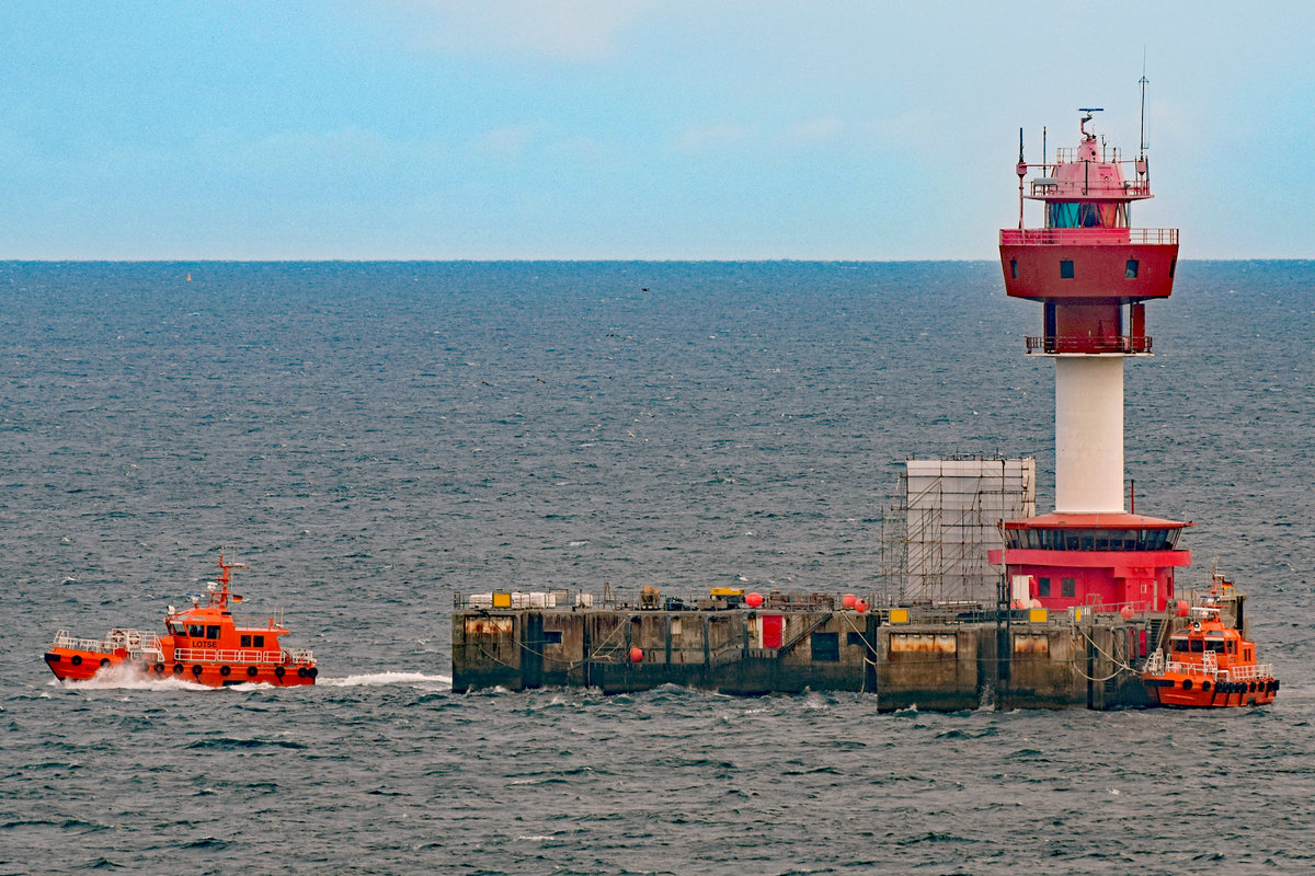 Lotsenversetzboot BÜLK verlässt am 23.08.2020 den Leuchtturm Kiel. Dieser steht vor der Küste in der zentralen Kieler Bucht vor Kiel als Leit- und Orientierungsfeuer und beherbergt neben zahlreichen Messeinrichtungen auch eine Lotsenstation.