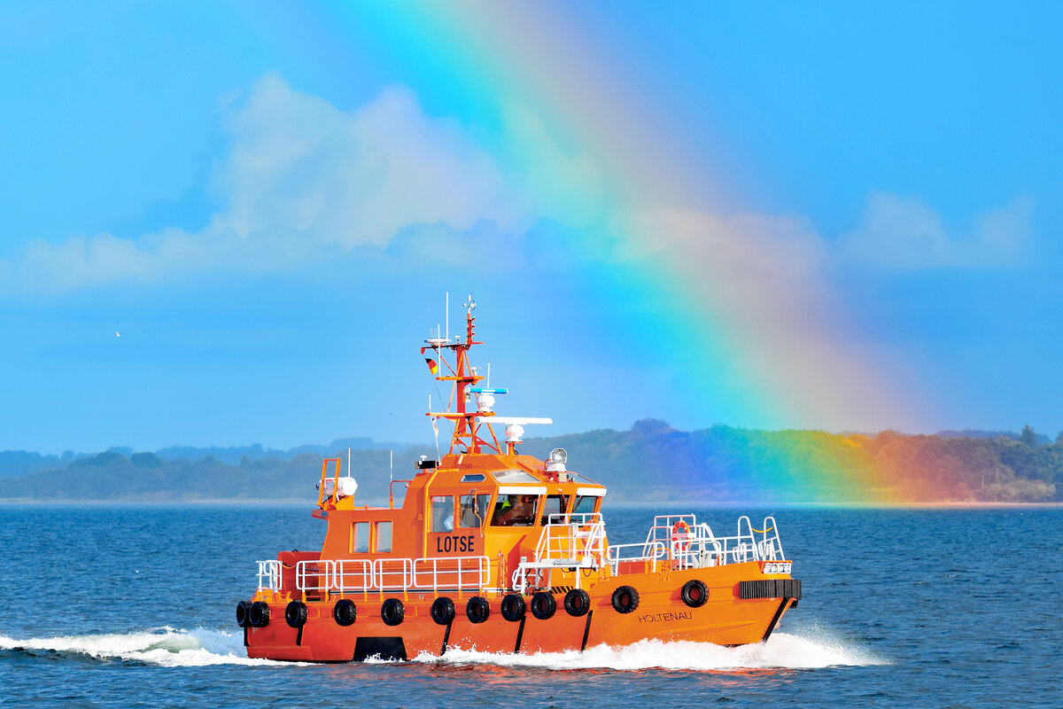 Lotsenversetzboot HOLTENAU am 02.10.2022 in der Ostsee vor Lübeck-Travemünde. Ein Regenbogen rundet das Bild auf schöne Weise farblich ab.