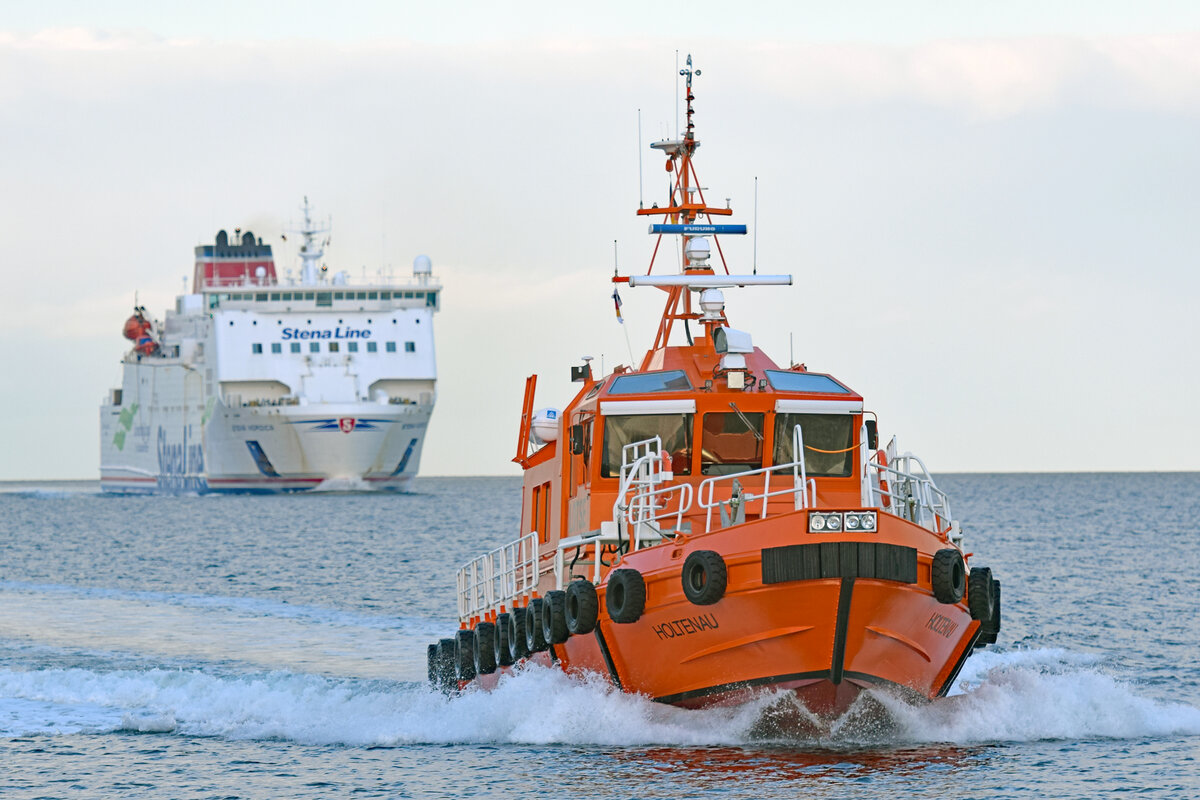 Lotsenversetzboot HOLTENAU am 11.10.2022 in der Ostsee vor Lübeck-Travemünde