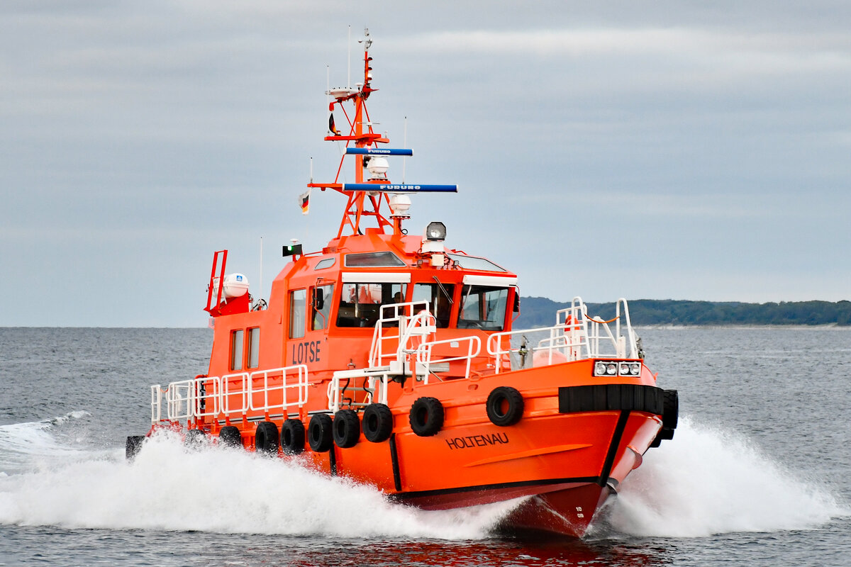 Lotsenversetzboot HOLTENAU am 22.07.2022 in der Ostsee vor Lübeck-Travemünde