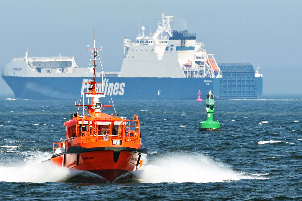 Lotsenversetzboot KNURRHAHN am 10.5.2018 in der Ostsee bei Rostock-Warnemünde. Im Hintergrund die Finnlines-Fähre FINNMERCHANT