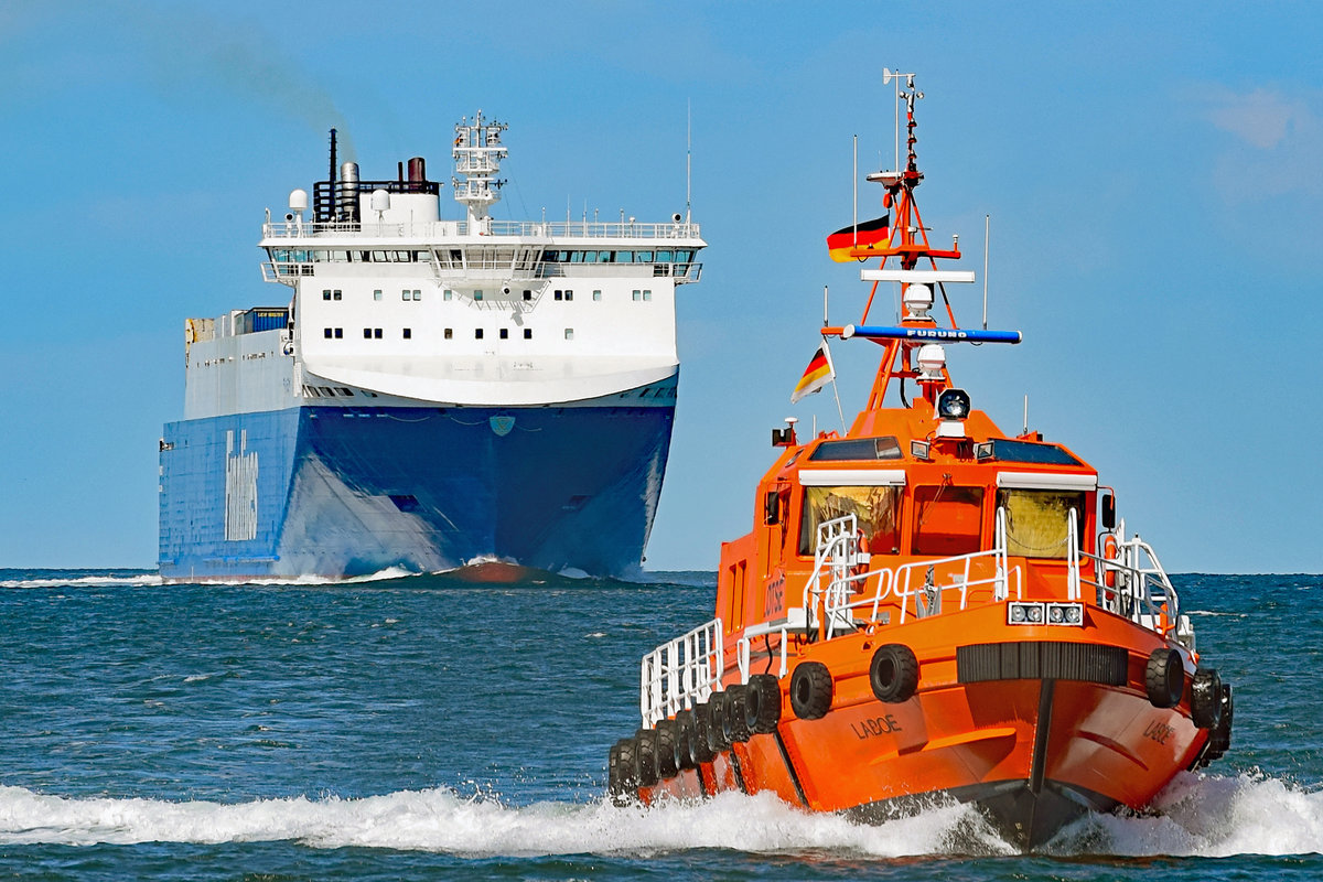 Lotsenversetzboot LABOE auf der Ostsee vor Lübeck-Travemünde. Im Hintergrund die Finnlines-Fähre FINNSKY. Aufnahme vom 30.06.2018