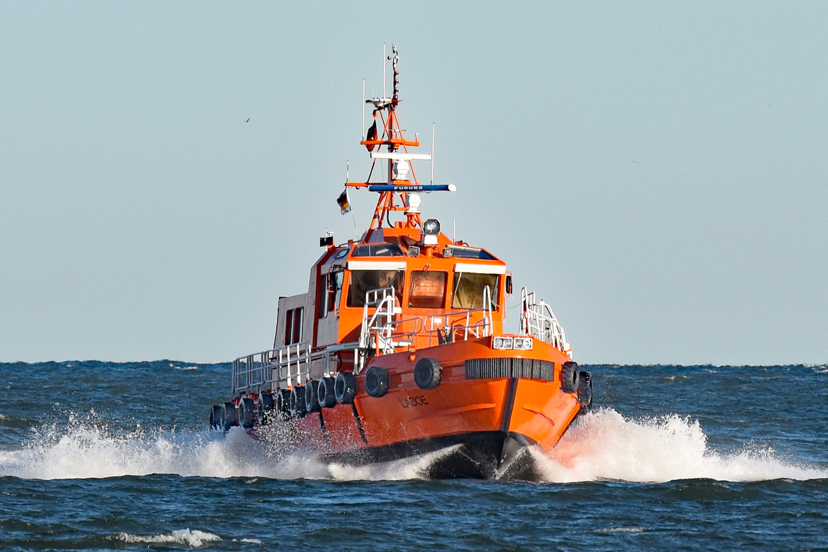 Lotsenversetzboot LABOE in der Ostsee vor dem Hafen Lübeck-Travemünde. Aufnahme vom 07.01.2018