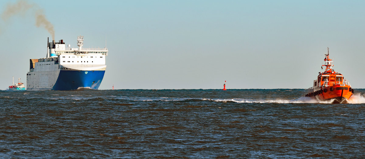 Lotsenversetzboot LABOE vor der Finnlines-Fähre FINNSKY am 07.01.2018 kurz vor Einlauf in den Hafen von Lübeck-Travemünde