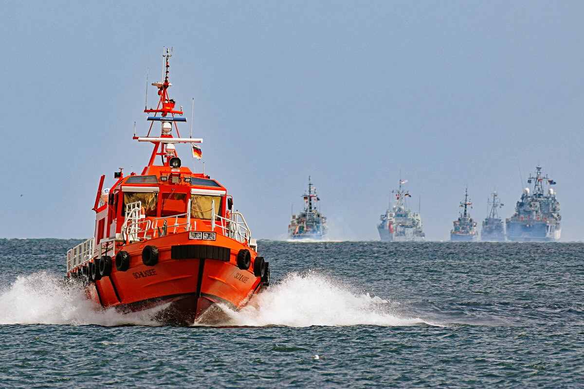 Lotsenversetzboot SCHILKSEE am 09.08.2023 in der Ostsee vor Lübeck-Travemünde. Es hat Lotsen von Kräften der Standing NATO Mine Countermeasures Group 1 (SNMCMG 1) - siehe im Hintergrund - abgeholt.