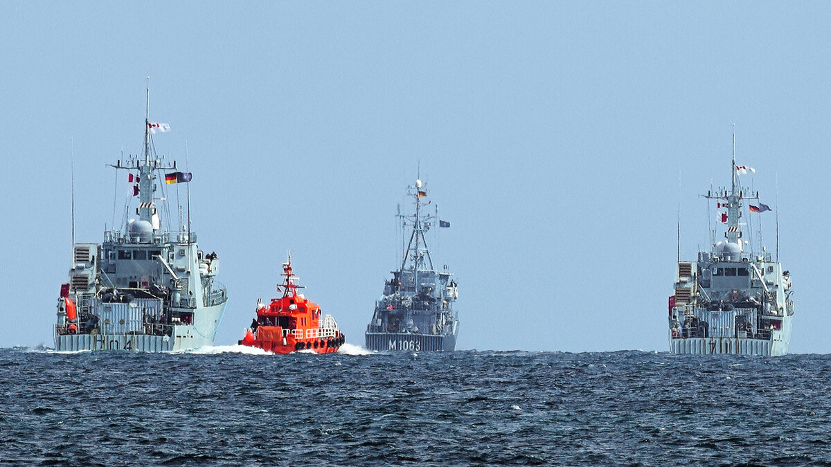 Lotsenversetzboot SCHILKSEE am 09.08.2023 in der Ostsee vor Lübeck-Travemünde. Es hat Lotsen von Kräften der Standing NATO Mine Countermeasures Group 1 (SNMCMG 1) - siehe im Hintergrund - abgeholt.