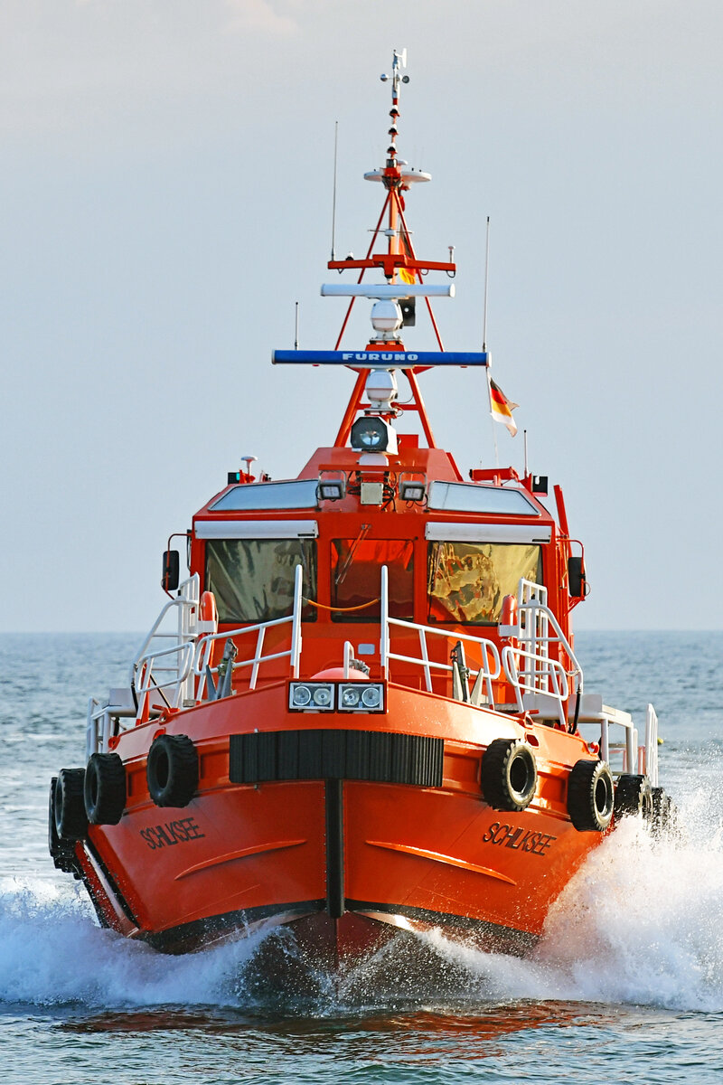 Lotsenversetzboot SCHILKSEE am frühen Morgen des 15.05.2023 in der Ostsee vor Lübeck-Travemünde