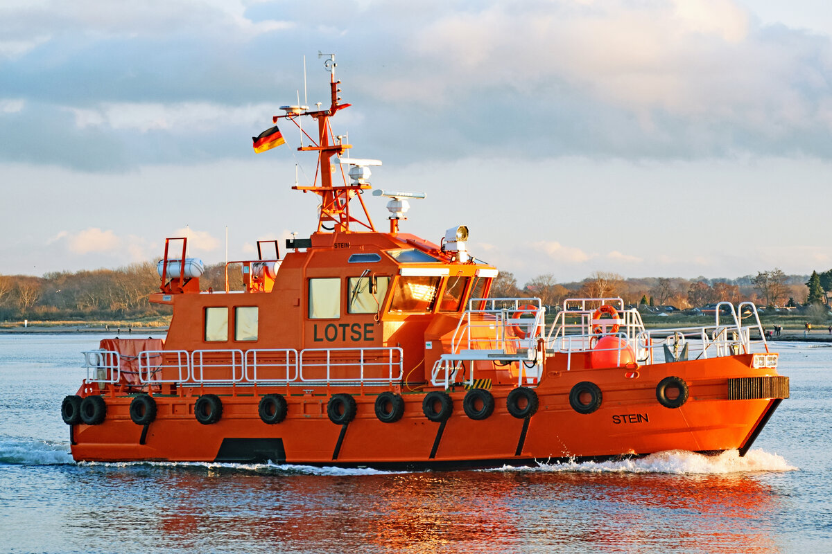 Lotsenversetzboot STEIN am 08.01.2023 in Lübeck-Travemünde