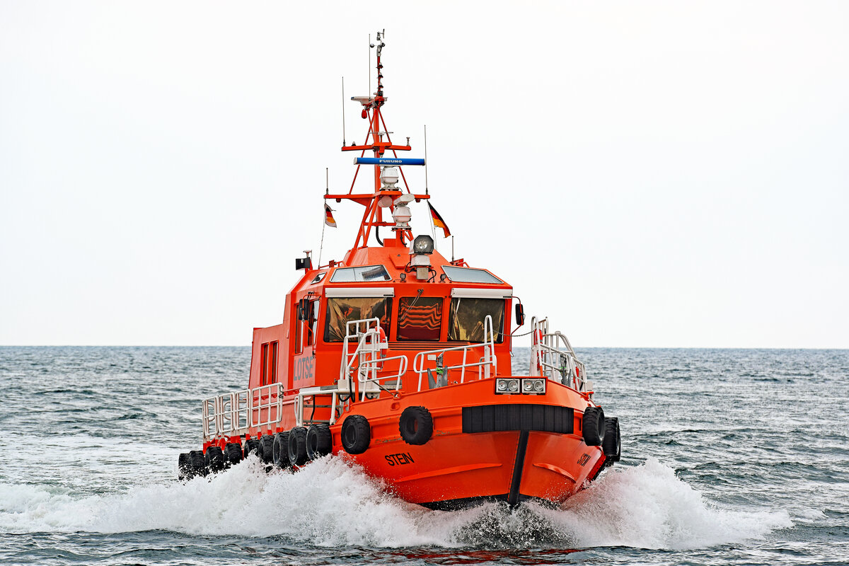 Lotsenversetzboot STEIN am 2.5.2021 in der Ostsee vor Lübeck-Travemünde