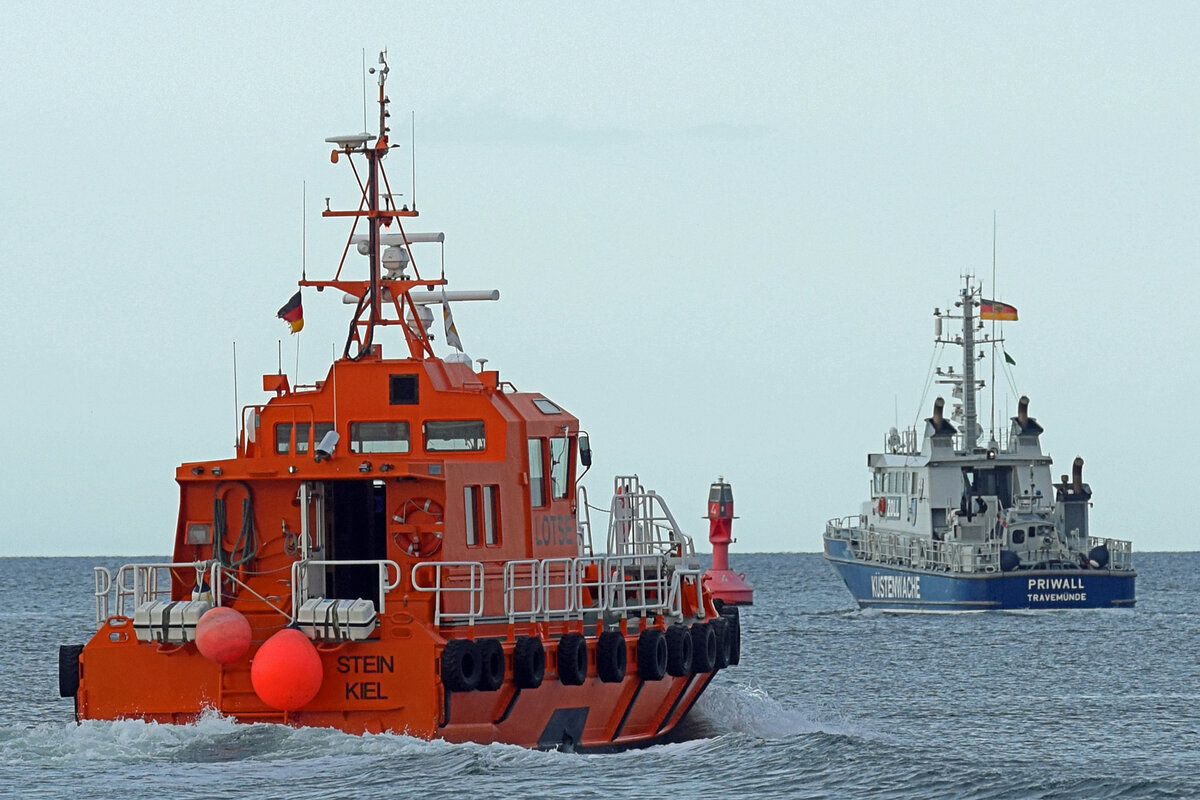 Lotsenversetzboot STEIN am 6.5.2021 in der Ostsee vor Travemünde. Im Hintergrund ist das in See gehende Zollboot PRIWALL zu sehen.