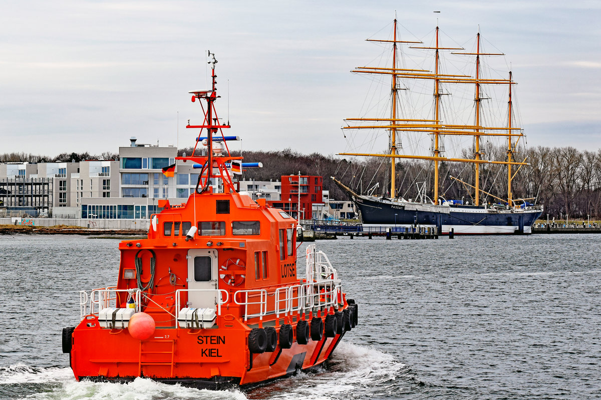 Lotsenversetzboot STEIN einlaufend Lübeck-Travemünde. Im Hintergrund: die Viermastbark PASSAT. Aufnahme vom 20.03.2021