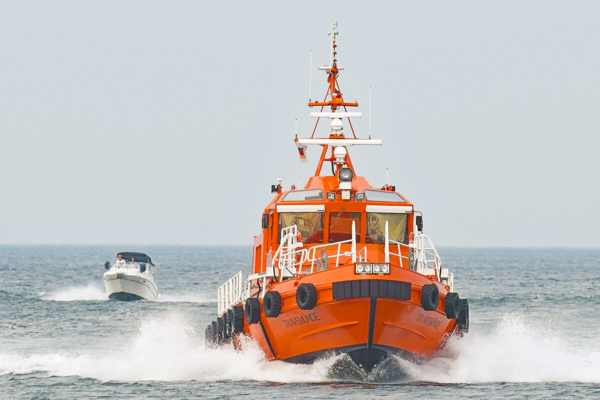 Lotsenversetzboot TRAVEMÜNDE am 13.08.2021 in der Ostsee vor Lübeck-Travemünde