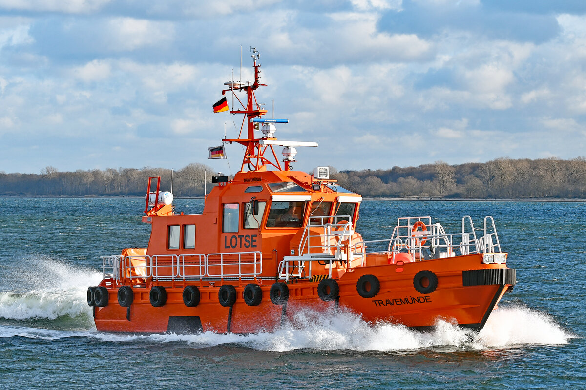 Lotsenversetzboot TRAVEMÜNDE am 15.01.2023 in der Ostsee vor Lübeck-Travemünde