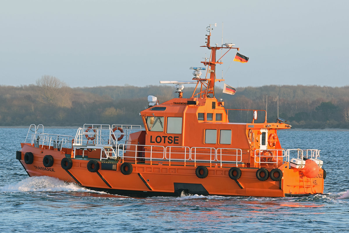 Lotsenversetzboot TRAVEMÜNDE am 19.01.2020 in der Ostsee vor Lübeck-Travemünde