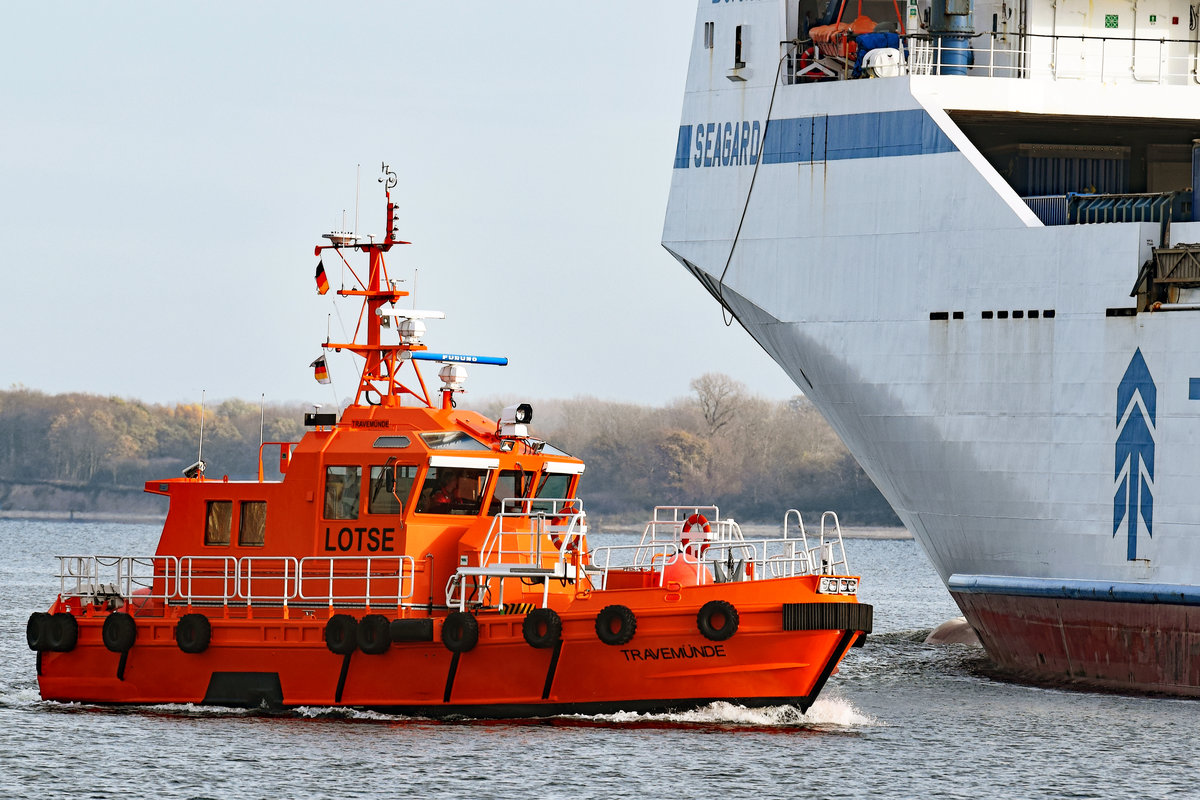 Lotsenversetzboot TRAVEMÜNDE bei der Ro/Ro-Fähre SEAGARD. Lübeck-Travemünde, 12.11.2017