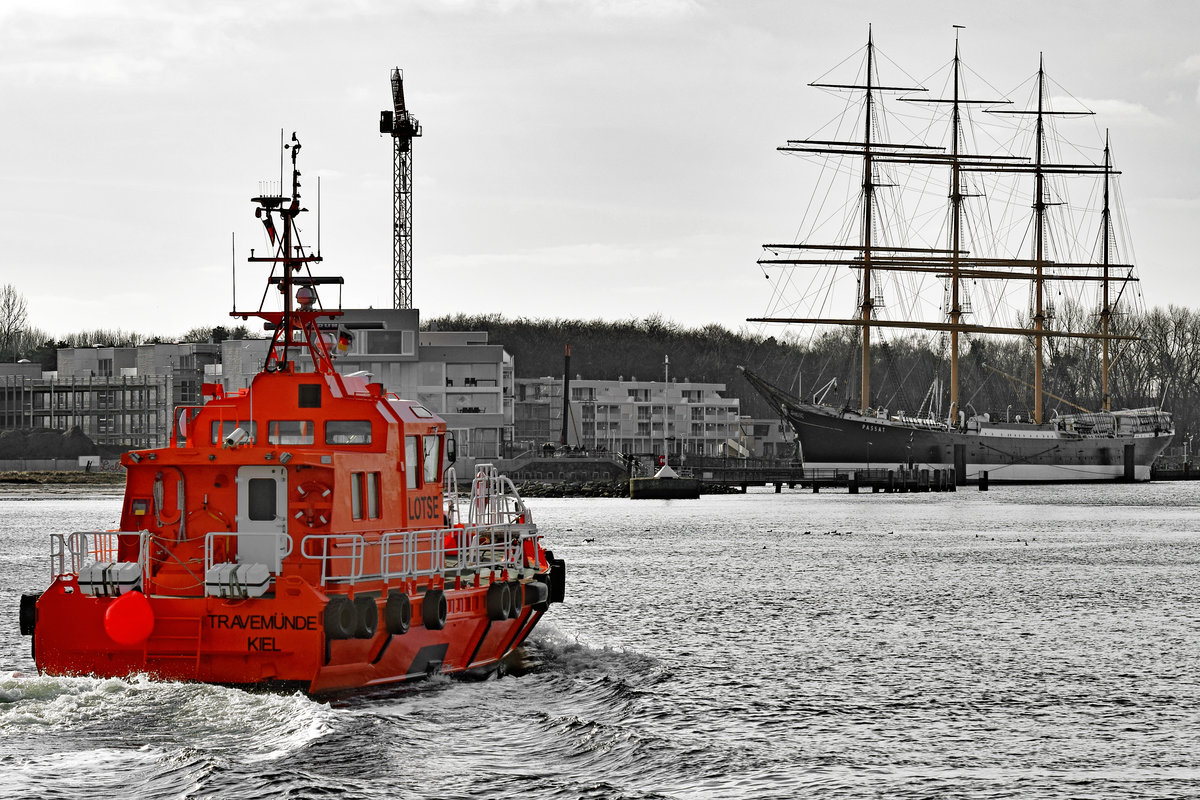 Lotsenversetzboot TRAVEMÜNDE kehrt nach Einsatz wieder zum Liegeplatz in Lübeck-Travemünde zurück. Im Hintergrund die Viermastbark PASSAT. Aufnahme vom 18.02.2018