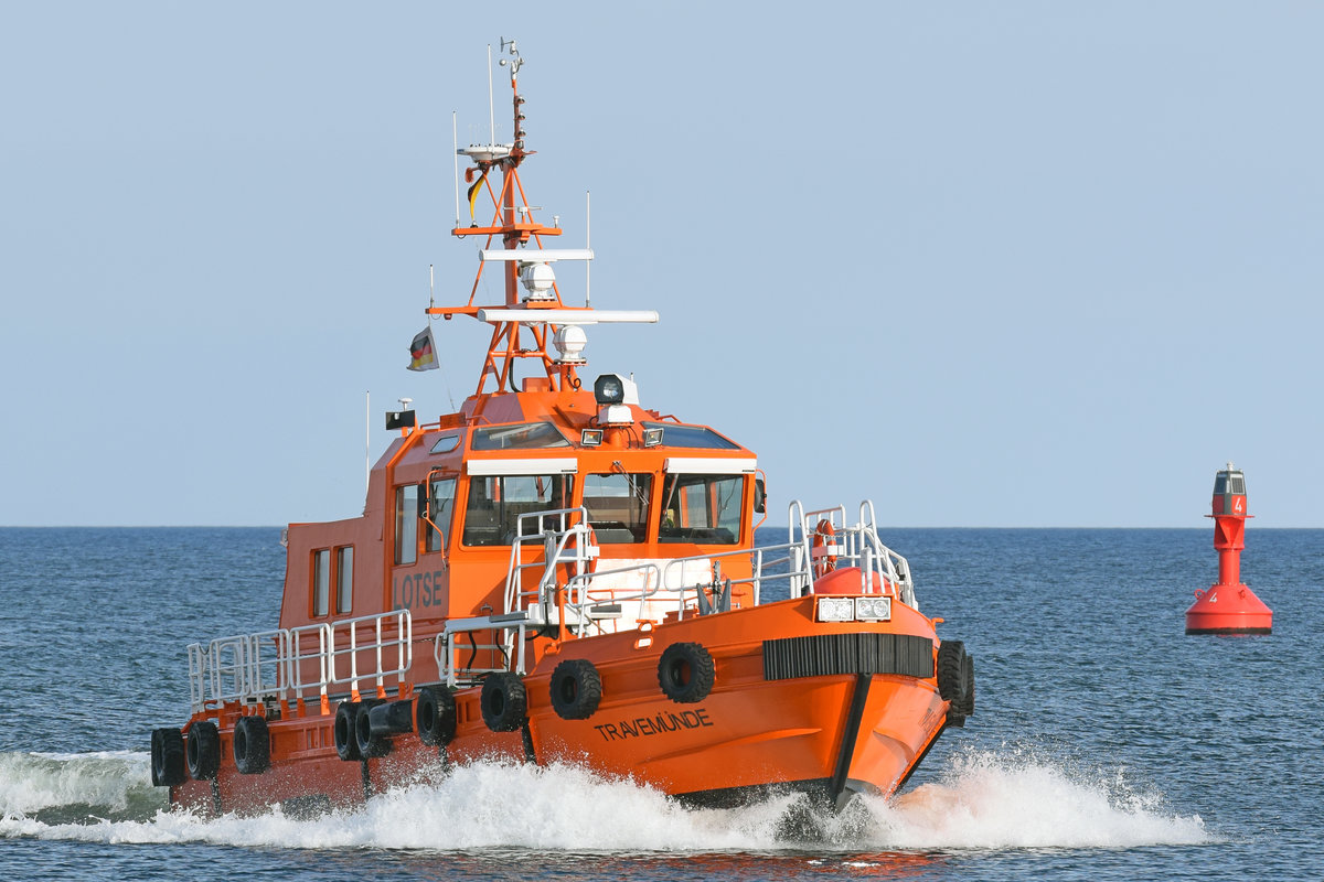 Lotsenversetzboot TRAVEMÜNDE vor Lübeck-Travemünde am 18.02.2018