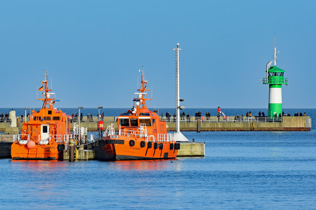 Lotsenversetzboote TRAVEMÜNDE (rechts) und HOLTENAU am 19.01.2020 im Hafen von Lübeck-Travemünde