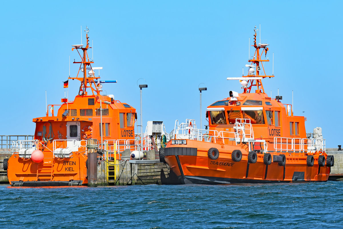 Lotsenversetzboote TRAVEMÜNDE und STEIN am 27.4.2021 in Lübeck-Travemünde