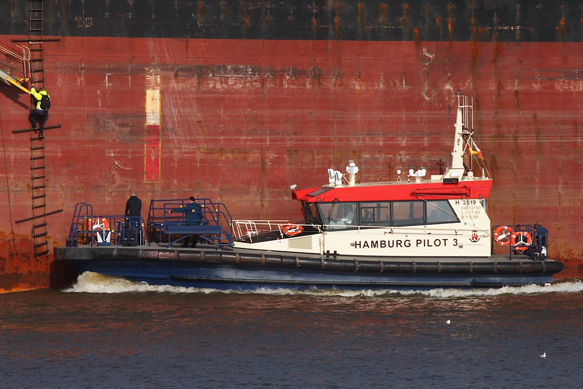 Lotsenversetzer HAMBURG PILOT 3 (ENI 04814760); Eigner/Betreiber: HPA; Datum: 02.10.2025; Aufnahmeort: Elbe/Hafen Hamburg, Deutschland.