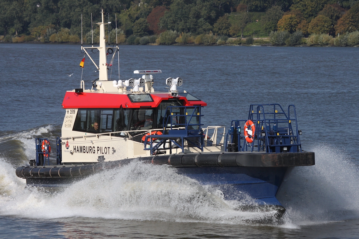 Lotsenversetzer  HAMBURG PILOT 3 (IMO 04814760); Eigner/Betreiber: HPA; Datum: 02.10.2025; Aufnahmeort: Elbe/Hafen Hamburg, Deutschland. 
