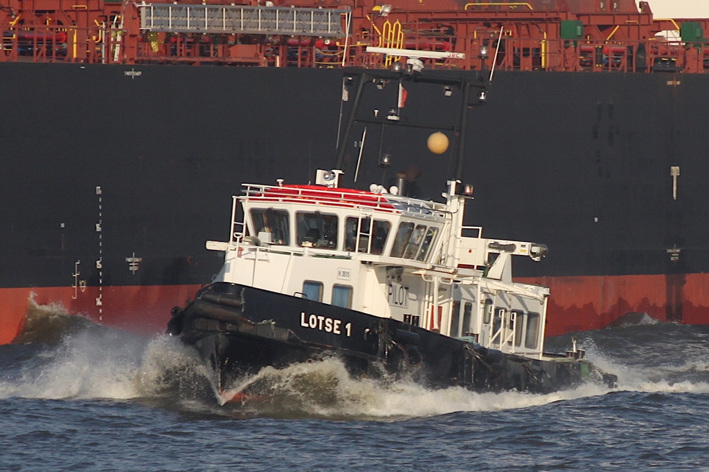 Lotsenversetzer LOTSE 1 (MMSI 211281010); Datum: 05.10.2026; Aufnahmeort: Elbe/Hafen Hamburg, Deutschland.