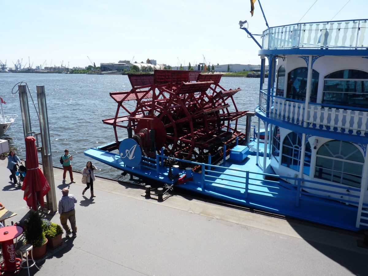 LOUISIANA STAR (ENI 05803860) am 3.6.2013, Detailaufnahme des Heckrades, Hamburg, Elbe an den Landungsbrücken / 

Binnenfahrgastschiff / Lüa. 56,0m, B 11,6m, Tg. 1,85m / 2 Diesel, ges. 768 kW, 1045 PS, 2 Schottel SRP 200 / 500 Pers. / 1998 bei Deutsche Binnenwerften GmbH, Tangermünde / Taufe am 6.5.1999 / 
