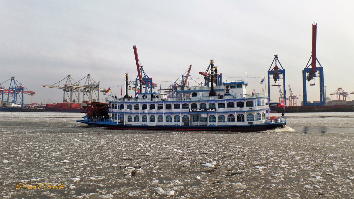 LOUISIANA STAR (ENI 05803860) am 6.3.2018, Hamburg, im Treibeis der Elbe, Höhe Neumühlen /

Binnenfahrgastschiff / Lüa. 56,0m, B 11,6m, Tg. 1,85m / 2 Diesel, ges. 768 kW, 1045 PS, 2 Schottel SRP 200 / 500 Pers. / 1998 bei Deutsche Binnenwerften GmbH, Tangermünde / Taufe am 6.5.1999 / 
