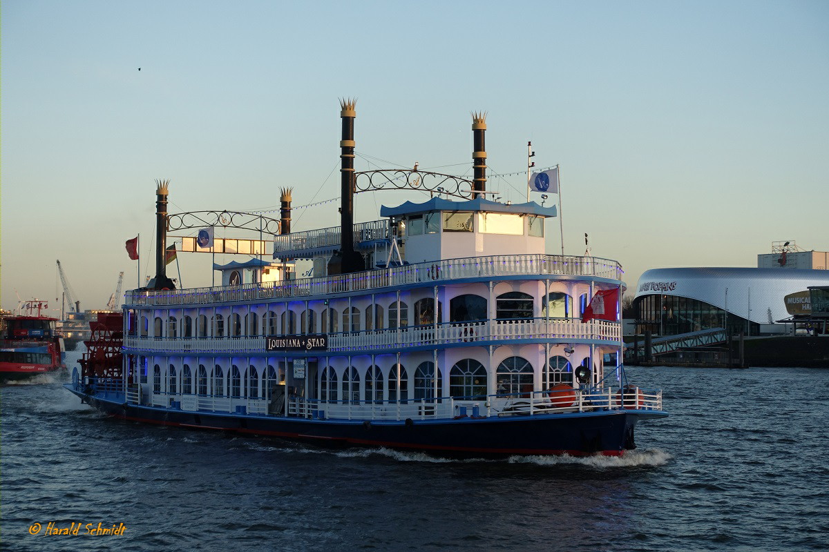 LOUISIANA STAR (ENI 05803860) am 19.3.2019 Hamburg, Elbe, Höhe Landungsbrücken /

Binnenfahrgastschiff / Lüa. 56,0m, B 11,6m, Tg. 1,85m / 2 Diesel, ges. 768 kW, 1045 PS, 2 Schottel SRP 200 / 500 Pers. / 1998 bei Deutsche Binnenwerften GmbH, Tangermünde / Taufe am 6.5.1999 / 
