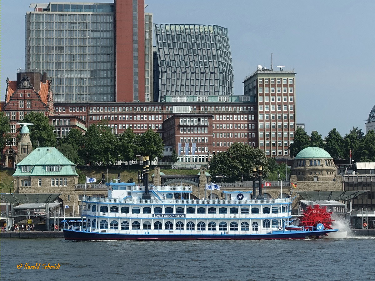 LOUISIANA STAR (ENI 05803860) am 16.7.2021 Hamburg, Elbe, Höhe Landungsbrücken /

Binnenfahrgastschiff / Lüa. 56,0m, B 11,6m, Tg. 1,85m / 2 Diesel, ges. 768 kW, 1045 PS, 2 Schottel SRP 200 / 500 Pers. / 1998 bei Deutsche Binnenwerften GmbH, Tangermünde / Taufe am 6.5.1999 / 
