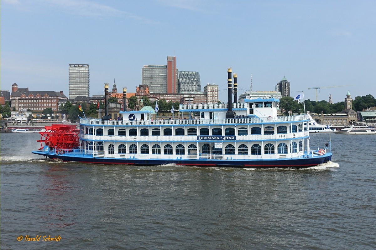 LOUISIANA STAR (ENI 05803860) am 16.7.2021 Hamburg, Elbe, Höhe Landungsbrücken /

Binnenfahrgastschiff / Lüa. 56,0m, B 11,6m, Tg. 1,85m / 2 Diesel, ges. 768 kW, 1045 PS, 2 Schottel SRP 200 / 500 Pers. / 1998 bei Deutsche Binnenwerften GmbH, Tangermünde / Taufe am 6.5.1999 / 
