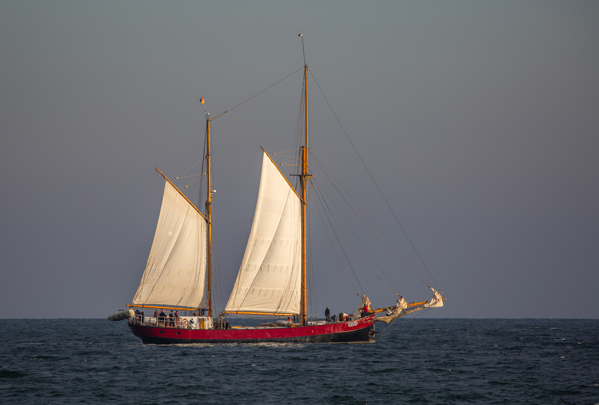 LOVIS im herbstlichen Licht unter Segel vor Sassnitz. - 10.10.2021