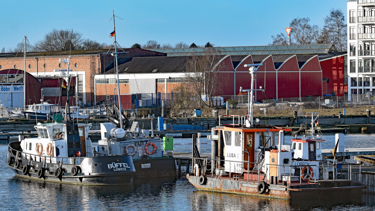 LUBA (Europanummer: 05114130, rechts im Bild) und Schlepper BÜFFEL am 19.01.2020 im Hafen von Lübeck-Travemünde