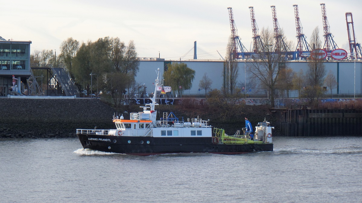 LUDWIG PRANDTL (IMO 8332320) am 26.11.2018, Hamburg, Elbe Höhe Überseebrücke /

Flachwasserforschungsschiff / Lüa 31 m, B 6,1 m, Tg 1,65 m / 2 Diesel, MAN D 2842 LE, ges. 729 kW, 992 PS / gebaut 1983 bei Grube, HH-Oortkaten / Eigner: GKSS-Forschungszentrum Geesthacht
