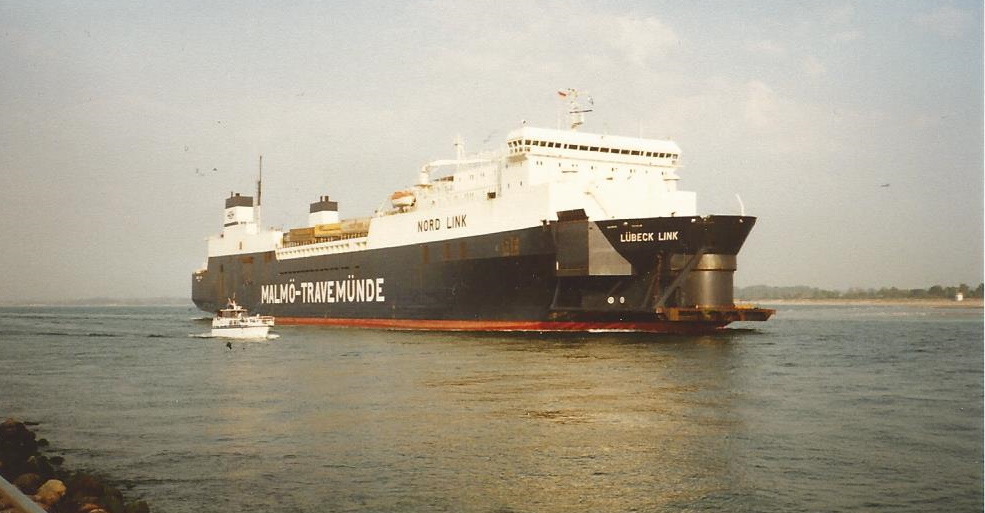 LÜBECK LINK (IMO 7822859)(1990-2007) im Jahr 1993 auf der Trave in Travemünde  einlaufend (scan vom Foto) /
weitere Namen: FINNROSE, (1980-1990); ROPAX 2, (2007-2010); OLYMPUS, (2010-) /
Kombifähre / BRZ 33.163 / Lüa 192,95 m, B 27,03 m, Tg 6,77 m /2 Diesel, Cegielski-Sulzer 6RND 68M, 15.950 kW (21.618 PS), 19 kn / gebaut 1980 bei Oskarshamns Varv, Schweden / 
