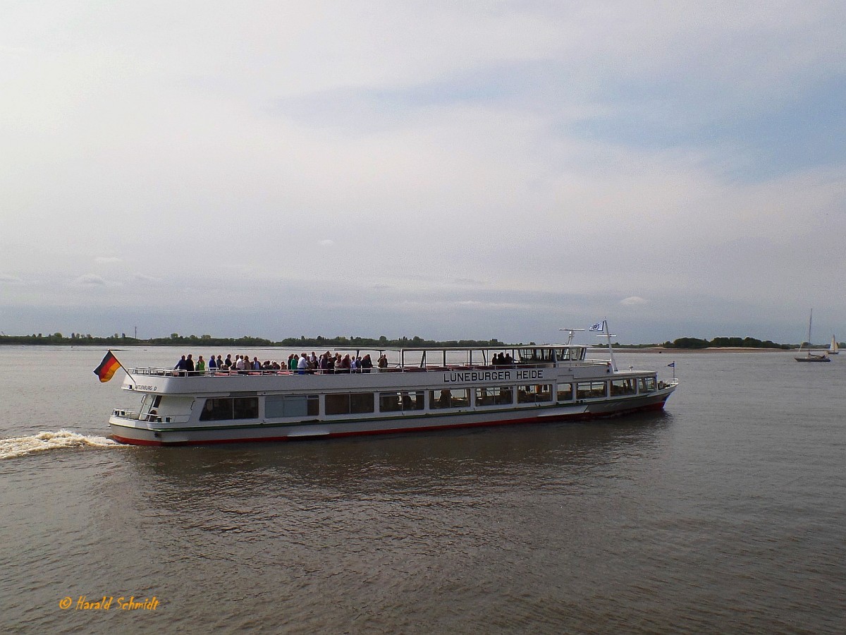 LÜNEBURGER HEIDE am 1.5.2014, Hamburg, Elbe /
Binnenfahrgastschiff / Lüa 45,9 m, B 8,2 m, Tg 0,9 m / 2 MAN-Diesel, ges. 324 kW, 440 PS / 1988 bei Lux-Werft, Mondorf am Rhein / max. 300 Pass. /
