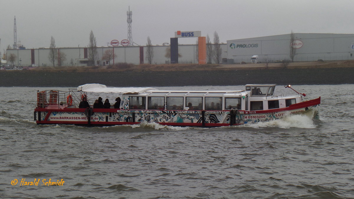 LÜTTE DEERN (ENI 05103260) am 21.2.2015, Hamburg, Elbe, Höhe Überseebrücke /

Hafenrundfahrtbarkasse / Lüa 15,27 m, B 3,75 m, Tg 1,43 m / 1 Diesel, 124 kW (169 PS) / max. 49 Pass. / gebaut 1930 bei Schiffswerft Poew & Ridder, Hamburg / Eigner: Barkasswen Meyer, Hamburg / seit 2014 „Kunstschiff“ gestaltet durch die Berliner Künstlerin Julia Benz /
