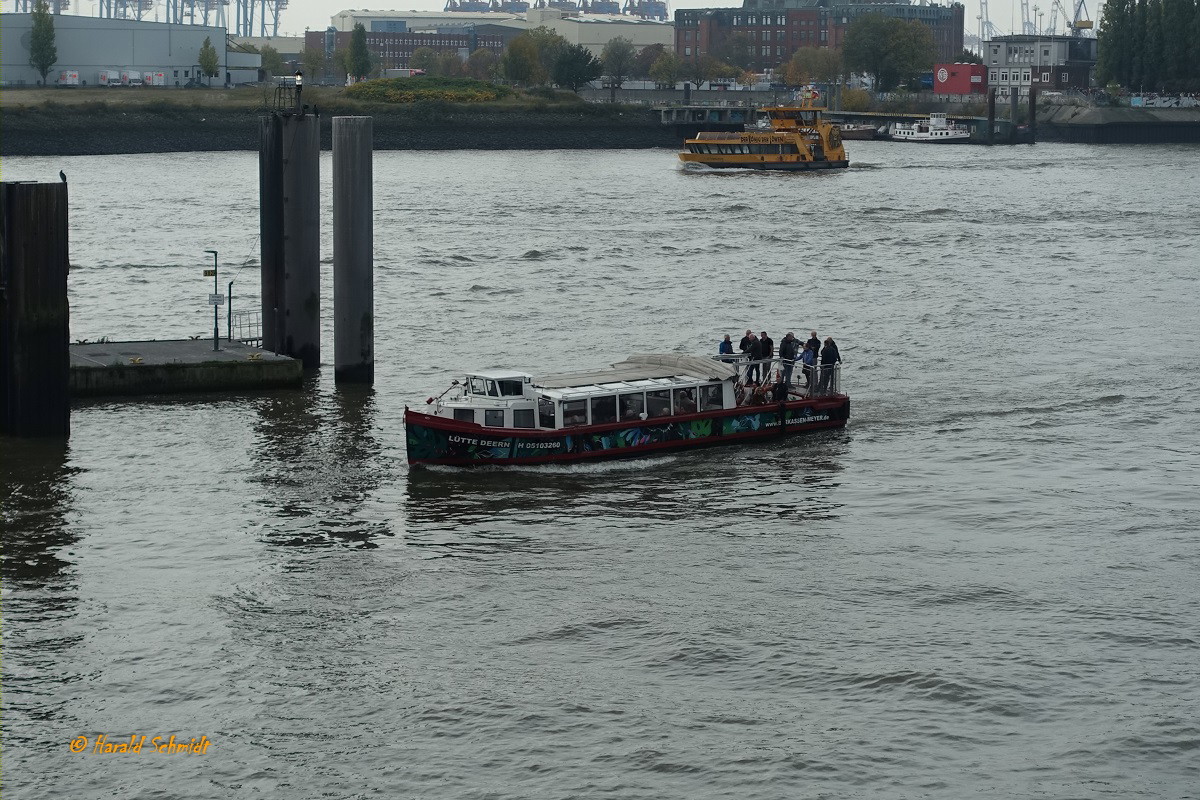 LÜTTE DEERN (ENI 05103260) Kunstschiff, am 29.10.2022, Hamburg, Elbe / Wendmanöver vom Hauptfahrwasser zum Liegeplatz Innenkante Landungsbrücken /
Ex-Name: CLARA /
Rundfahrt-Barkasse /  Maße nach Umbau 2014 nicht bekannt / 1 Diesel, 124 kW (168 PS) / zugel. 85 Fahrgäste / gebaut 1930 bei Poew & Ridder, Hamburg / 2014 Umbau zur sinksicheren Barkasse bei Feltz-Werft HH-Finkenwerder /
