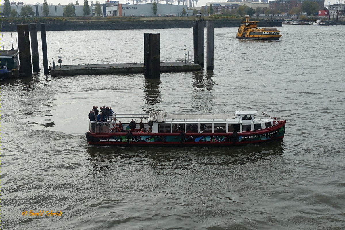 LÜTTE DEERN (ENI 05103260) Kunstschiff, am 29.10.2022, Hamburg, Elbe / Wendmanöver vom Hauptfahrwasser zum Liegeplatz Innenkante Landungsbrücken /
Ex-Name: CLARA /
Rundfahrt-Barkasse /  Maße nach Umbau 2014 nicht bekannt / 1 Diesel, 124 kW (168 PS) / zugel. 85 Fahrgäste / gebaut 1930 bei Poew & Ridder, Hamburg / 2014 Umbau zur sinksicheren Barkasse bei Feltz-Werft HH-Finkenwerder /
