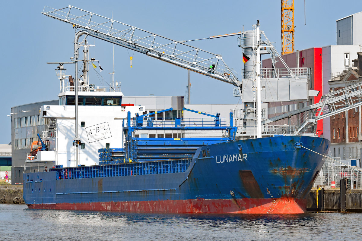 LUNAMAR (IMO 9194048) bringt Hafer aus dem finnischen Kalajoki für die Firma Brüggen. Hier am 27.04.2020 in Lübeck unweit besagter Firma.