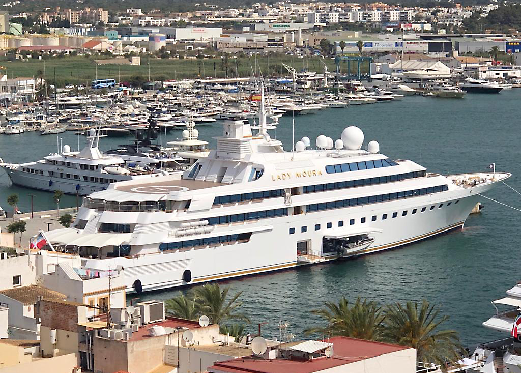 Luxusyacht  Lady Moura  im Hafen von Ibiza. 7.700 to, 13.744 PS, gebaut bei Blohm & Voss in Hamburg, Flagge Bahamas - 04.07.2019