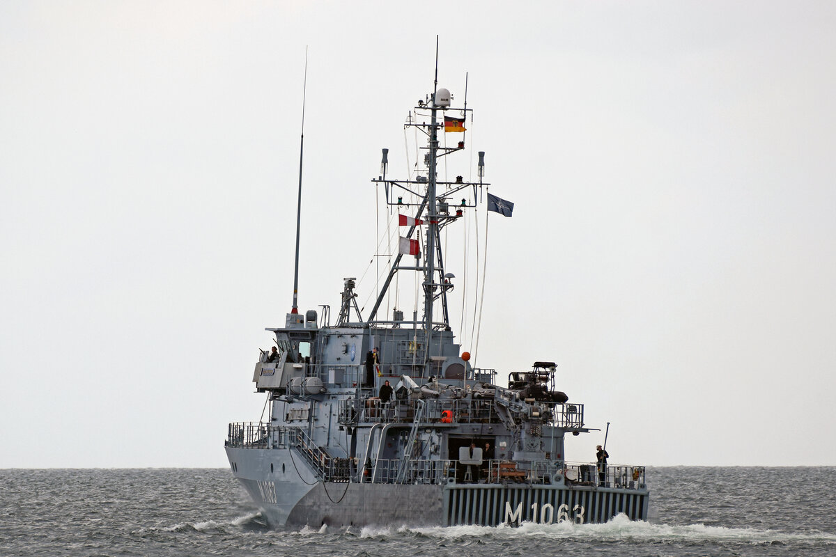 M 1063 BAD BEVENSEN am 09.08.2023 in der Ostsee vor Lübeck-Travemünde. Das Schiff ist Teil einer Einheit der Standing NATO Mine Countermeasures Group 1, abgekürzt SNMCMG 1.