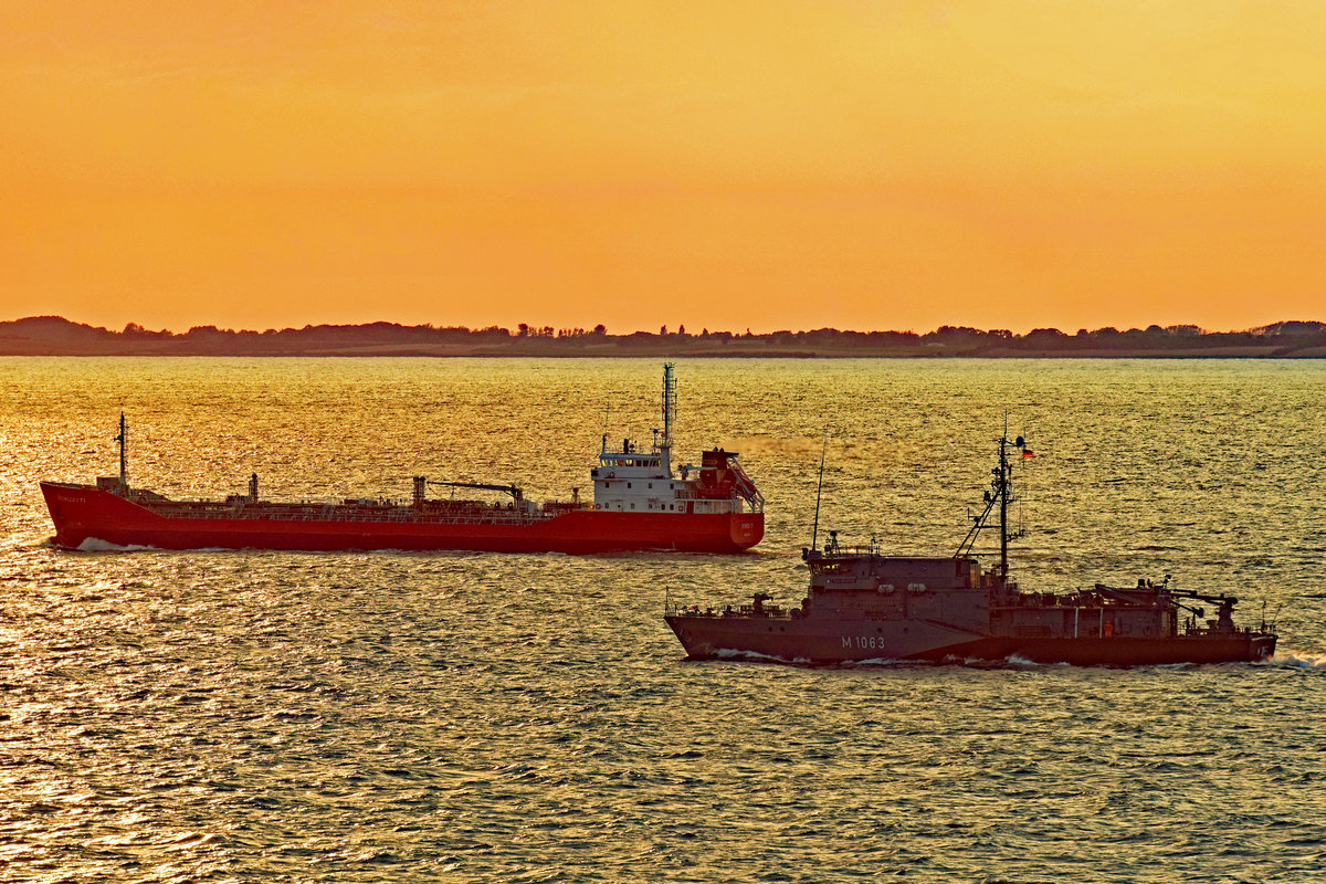M 1063 BAD BEVENSEN und Tanker DONIZETTI (IMO: 9174098) am 21.08.2020 in der Ostsee im Licht der untergehenden Sonne. 