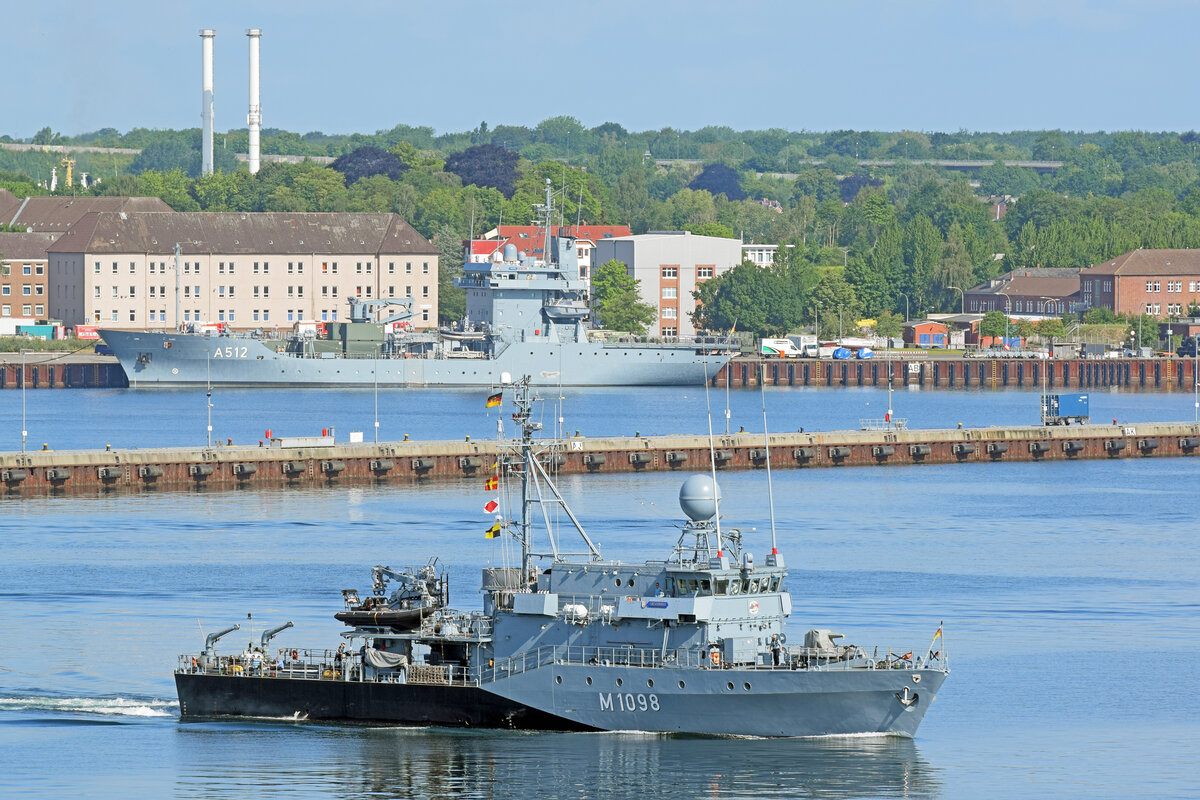 M 1098 SIEGBURG und Tender A 512 MOSEL am 15.06.2022 in Kiel