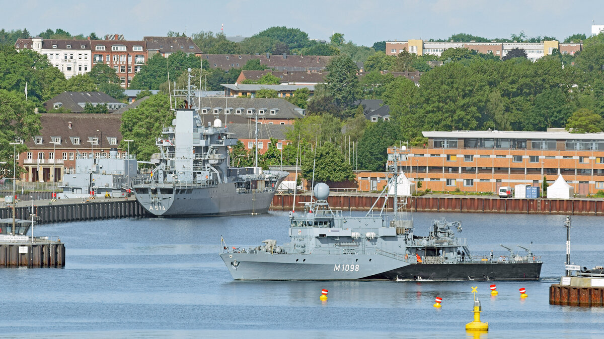 M 1098 SIEGBURG und Tender A 514 am 15.06.2022 in Kiel