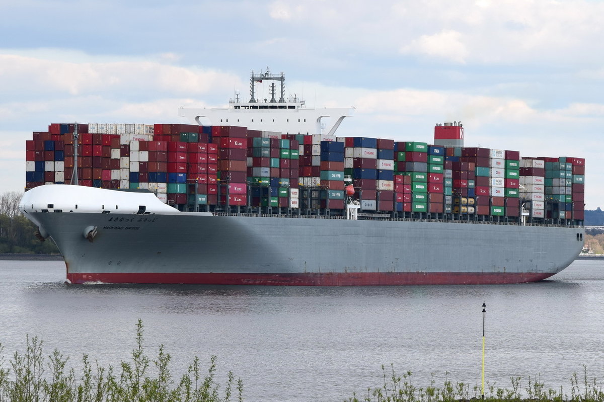 MACKINAC BRIGDE , Containerschiff , IMO 9689603 , Baujahr 2015 , 366 × 51.2m , 13900 TEU , 19.04.2017 Grünendeich