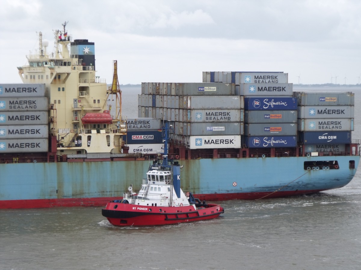 Maersk Carolina mit Schlepper RT Pioneer Bremerhafen einlaufend 12.6.2014