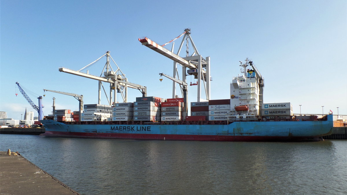 MAERSK NEWBURY (IMO 9231470) am 26.8.2018, Hamburg, Hansahafen /
Ex-Namen: CAP BISTI bis 07.2011 > LIBRA HOUSTON bis 07.2006 > CAROLINE SCHULTE bis 06.2002 /
Containerschiff / BRZ 26.718 / Lüa 210 m, B 30,2 m, Tg 11,5 m / 1 Diesel, Sulzer  7RTA 72 U, 21.558kW (29.319 PS), 21,9 kn / 2.556 TEU, davon 600 Reefer  / gebaut 2001 bei Hyundai Heavy Industries, Ulsan, Südkorea / Eigner + Manager: Bernhard Schulte Shipmanagement (BSM Deutschland) / Flagge + Heimathafen: Singapur/
